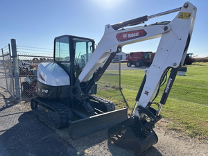 Mini-excavatrice sur chenilles Bobcat L42 avec moteur, pompe hydraulique et bras long pour usage agricole et de construction - Product Image 1