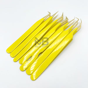 Pinzas de extensión de pestañas de 10mm de longitud antimagnéticas con puntas doradas recubiertas de Color amarillo, agarre liso japonés de acero inoxidable personalizado - Product Image 1