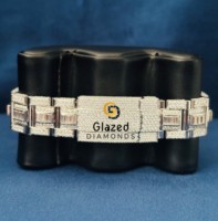 Montre-bracelet Moissanite en acier inoxydable avec style de diamants de clarté VVS et élève sa classe en lui donnant une touche de style