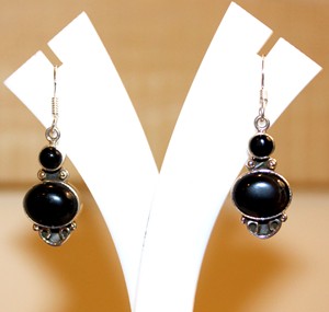 Boucles d'oreilles pendantes ethniques en argent sterling 925 de forme ovale fabriquées à la main au Népal pierres de cristal de guérison en onyx noir - Product Image 1