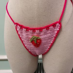Nouvel ensemble de maillot de bain 2 pièces sexy en crochet fait main, style européen-américain, avec jupe, couvre-bouteille, chapeau et bandanas, motif fraise, pour l'été - Product Image 5