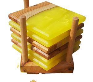 Ensemble de dessous de verre en bois et résine jaune verre personnaliser carré rond en résine époxy avec ensemble de support - Product Image 1