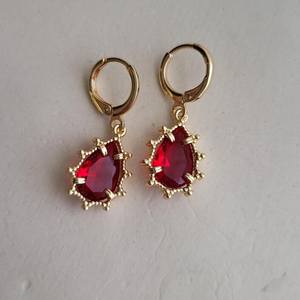 ต่างหูห่วงแบบกอดหู ประดับคริสตัลรูปหยดน้ำสีแดงทับทิม ชุบทองบนเงินแท้ 925 สไตล์วินเทจ ของขวัญสำหรับเธอ ต่างหูทับทิมสีแดง - Product Image 2