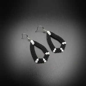 Boucles d'oreilles en perles brodées pour mariage, look de fiançailles, boucles d'oreilles en perles brodées tendance, design fait main pour le soir - Product Image 1