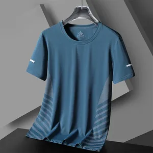 Camiseta de Verano para Hombre al por Mayor, Estilo Urbano, Casual, Fitness, Corte Regular, Cuello Redondo, Manga Corta, Logos Bordados e Impresos, 100% Algodón - Product Image 2