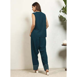 Deebaco Ensemble coordonné 2 pièces décontracté pour femme, comprenant un haut sans manches en rayonne crêpe vert sarcelle à col rond et un pantalon salwar longueur cheville, coupe ample - Product Image 4