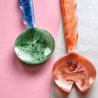 Servidores de ensalada de resina acrílica con asas ergonómicas onduladas Cucharas para servir con características decorativas utensilios de cocina piezas únicas