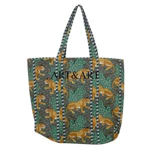 Sac fourre-tout matelassé en coton imprimé floral jungle bohème pour femme, par un designer indien, idéal pour les vacances d'hiver et d'été - Product Image 6