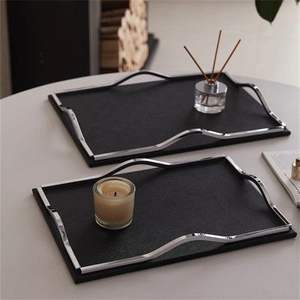 Plateau de service rond en aluminium au design vintage pour la présentation et le service des aliments lors de fêtes de mariage - Product Image 1