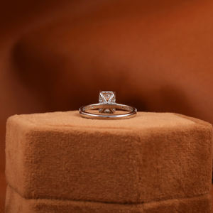 Anillo de compromiso de ajuste de pavé de oro blanco de 14KT con diamante cultivado en laboratorio de corte esmeralda de 1,5 CT, nuevo anillo de estilo clásico para niña - Product Image 3