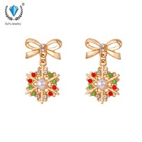 Fête de noël plaqué or alliage bijoux mode feuille verte cloche Jingle flocon de neige Pom Pom pendentif asymétrique Huggie boucles d'oreilles