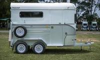 Remorque à chevaux double nouvelle arrivée American Spirit 2 places avec espace de vie, carrosse flottant inclinable semi-suspendu, charge utile 2400 kg