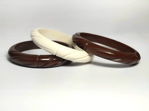 Nouvel ensemble de bracelets en résine acrylique jaune sculptée avec clous argentés – Bracelets tendance et élégants en résine – Bijoux de mode unisexe pour femme et soirée - Product Image 5