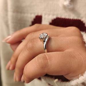 Anillo de compromiso de diamante solitario marquise cultivado en laboratorio, certificado IGI, color E, claridad VS, con dos puntas en V y cuatro puntas en garra. - Product Image 3