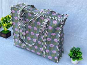 Experimente la máxima comodidad y estilo con nuestro bolso tote resistente y elegante, diseñado para el trabajo, viajes y artículos esenciales diarios. - Product Image 1