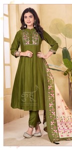 Magnifique ensemble Anarkali traditionnel de qualité supérieure en soie douce avec motif Nack pour mariage Diwali et fête - Product Image 2