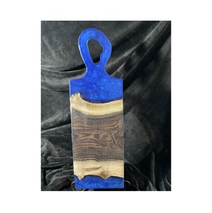 Planche à découper en résine durable fabriquée à la main avec art époxy parfaite pour la cuisine servant des apéritifs et des célébrations festives - Product Image 6