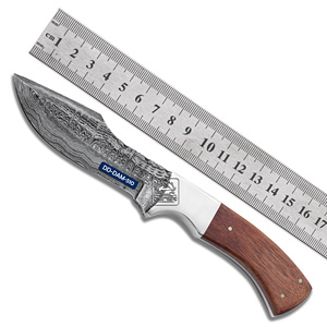 Cuchillo de caza hecho a mano con hoja de acero de refuerzo de acero damasco y mango de madera de caoba y Funda de cuero en relieve - Product Image 1