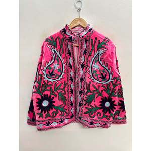 Chaqueta de Invierno Rosa Rani Bagh-e-Rajasthan, Bordada con Suzani, de Terciopelo para Mujer - Product Image 2