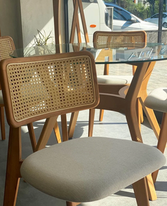 Chaise de salle à manger en bois avec dossier en rotin tressé et assise rembourrée en tissu clair pour l'intérieur - Product Image 3