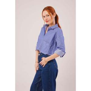 Camisa Azul a Rayas con Bolsillos para Mujer, Modelo Corto LUSTRIN - Blusa Casual Elegante de Mezcla de Algodón para Venta al Por Mayor - Product Image 4