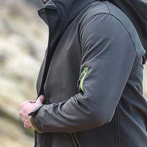 Chaqueta Softshell con Capucha Personalizada para Hombre con Logotipo Frontal, Chaqueta Cortavientos Ligera, Impermeable y Elegante para Uso Diario e Invernal - Product Image 4