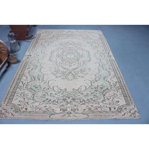 Alfombra Turca Vintage de 5.6x8.5 pies (171x258 cm), Alfombra Blanca con Estampado Animal Azul - Product Image 1