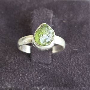 Vente en gros personnalisable Bague Prehnite tendance en argent 925 fabriquée à la main pierre précieuse irrégulière Mode féminine pour cadeau de fête d'anniversaire - Product Image 1