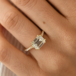 Star Dust Mujer 14K Oro sólido Compromiso y boda Banda Corte Esmeralda Moissanite Diamante Joyería fina para aniversario - Product Image 2