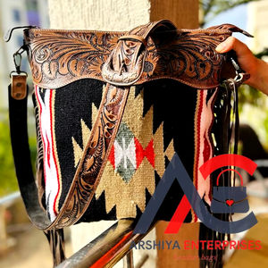 Cowgirl Hand Tooled Saddle Blanket Crossbody Bag con borla de cuero genuino bolso de transporte oculto para mujeres bolso occidental monedero - Product Image 1