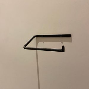 Porte-papier toilette en fer fait main pour accessoires de salle de bain rustiques avec une touche artisanale en métal - Product Image 6