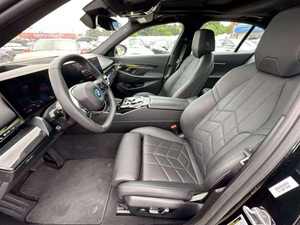 TOP SELLING LOW MILEAGE 2024 I5 EDRIVE40 4DR SUV LONG RANGE FAST CHARGING <b>PANORAMIC</b> SUNROOF 360 REAR <b>CAMERA</b> LUXURY INTERIOR - Product Image 3