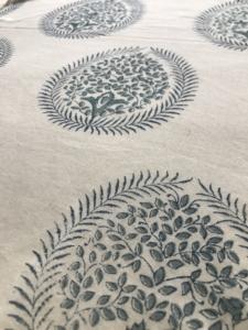 ผ้าฝ้ายพิมพ์ลายด้วยมือ ลายต้นไม้แห่งชีวิตแบบดั้งเดิมของอินเดีย โทนสีเขียวเซจและสีคราม - Product Image 3