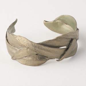 Rond de serviette en métal artisanal artistique avec des sculptures complexes pour les célébrations culturelles cérémonies religieuses ou un décor festif - Product Image 4