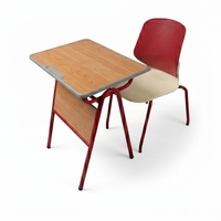 Bureau d'école moderne avec chaise colorée, plateau en bois, design durable, pieds en métal en forme de T, étagère en métal perforé, finition thermolaquée pour