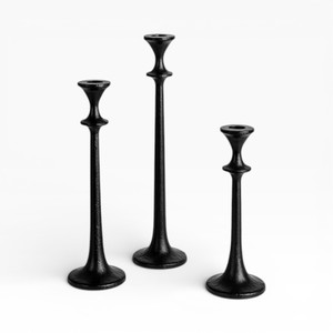 Ensemble moderne de trois bougeoirs en métal noir avec un design haut et mince pour les intérieurs modernes - Product Image 1