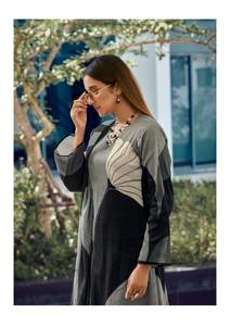 Costume en soie de qualité supérieure avec broderie complexe au niveau du col et dupatta à imprimé floral numérique pour les occasions festives - Product Image 3