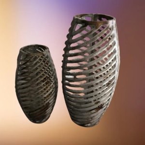 Vase en métal doré fabriqué à la main avec un design abstrait inspiré de l'art moderne Vase en métal pour les occasions d'anniversaire de décoration intérieure - Product Image 1