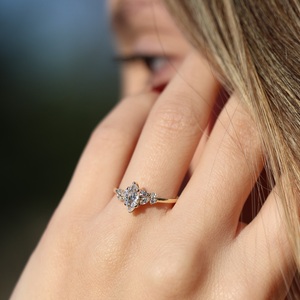 Anillo de compromiso de moissanita con corte Marquesa de 10x5mm con Marquesa y piedras laterales redondas | Joyería nupcial única - Product Image 3