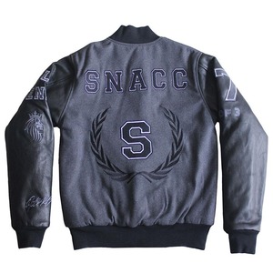 Veste universitaire en laine de haute qualité en gros, veste rétro avec logo brodé sur le devant, boutons pression et poignets côtelés - Product Image 3