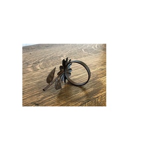 Ronds de serviette en fer noir de fabrication artisanale pour les tables à manger rustiques, les événements en plein air et les tables de fête formelles. - Product Image 1