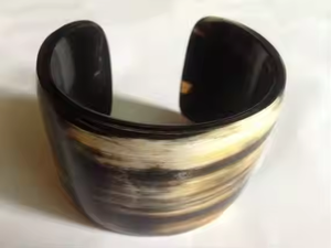 Pulsera de moda de diseñador hecha a mano brazalete de cuerno de búfalo natural por artesanía de media luna - Product Image 3