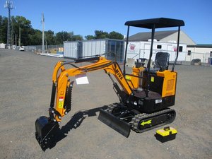 Mini-excavatrice sur chenilles HT10 de haute qualité, poids opérationnel 1000 kg, état neuf, pour les secteurs de la construction et de l'agriculture, avec pompe Koop garantie 1 an - Product Image 6