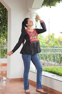 Nueva elegancia Venta caliente Navratri Collection Roman con Kutchi Gamthi Work Kurti Compras en línea desde la India - Product Image 2