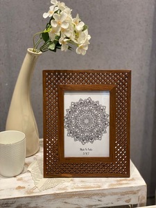 Cadre photo en bois fabriqué à la main avec un design en treillis sculpté complexe pour la décoration de la maison et du bureau - Product Image 5