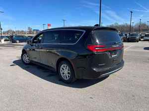 Kilometraje bajo 2025 C H R y S l e r PA CIFICA SELECT - Product Image 6