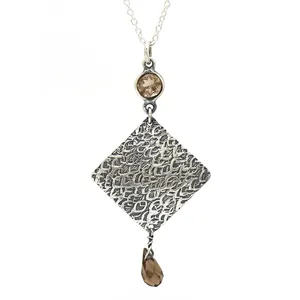 Очень рекомендуемое текстурированное 925 ожерелье из стерлингового серебра с дымчатым кварцем и гранатом ручной работы Премиум