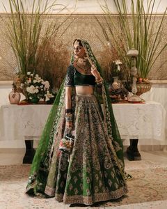 2025 @ Blusa verde botella nupcial para mujer, vestido Lehenga & Dupatta con Dabka adornado, perla, piedra, cuentas de cristal - Product Image 1