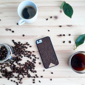 Custodia per telefono in caffè biologico, ecologica, con aroma naturale e ricarica Qi - Product Image 2