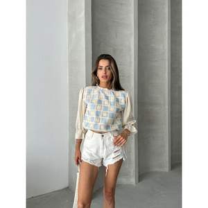 Chemisiers et Blouses pour Femmes Topshow en Gros – Blouse Bleu Pierre avec Détails en Dentelle - Product Image 4